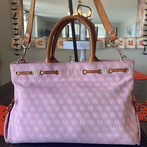 Dooney & Bourke Signature Logo Purse (Pink) w/Gold Haddware & Shoulder Strap. - Picture 5 of 12